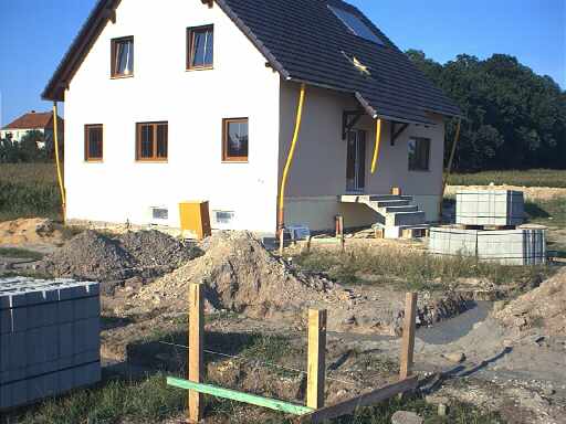 Fundamentarbeiten f&uuml;r die Garagen aus einer anderen Richtung fotografiert