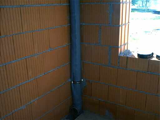 Abflussrohre sind in der Wand