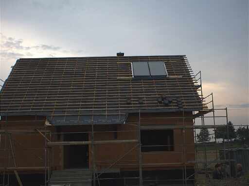 Die Solarkollektoren sind auf dem Dach