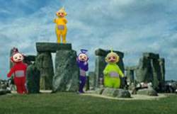 Tubby-Familienfoto vor Stonehenge-Anlage